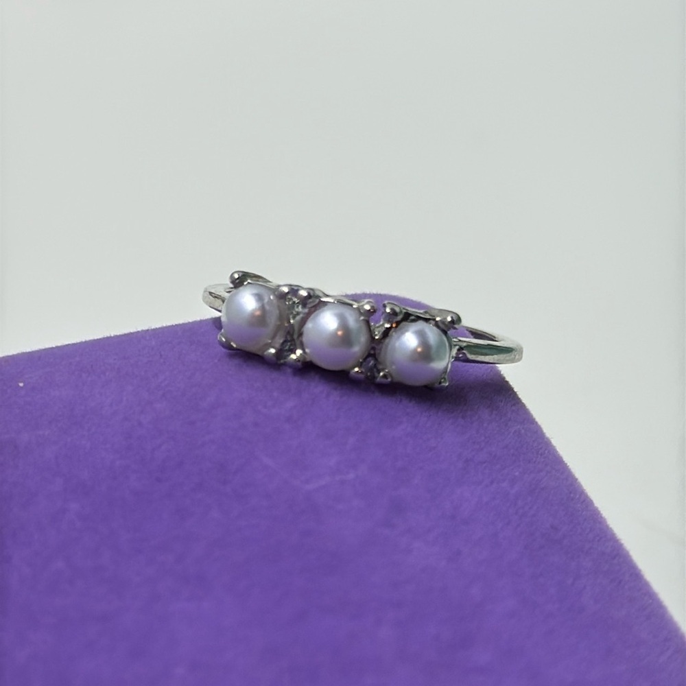 💛 Silver Tone Faux Pearl Ring